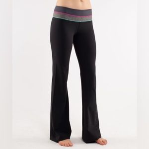 Lululemon Groove Pant, flared leggings with grey waist band | Size 6